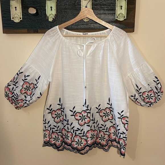 Kindred White Embroidered Floral Top Size Large Petite - Picture 4 of 16